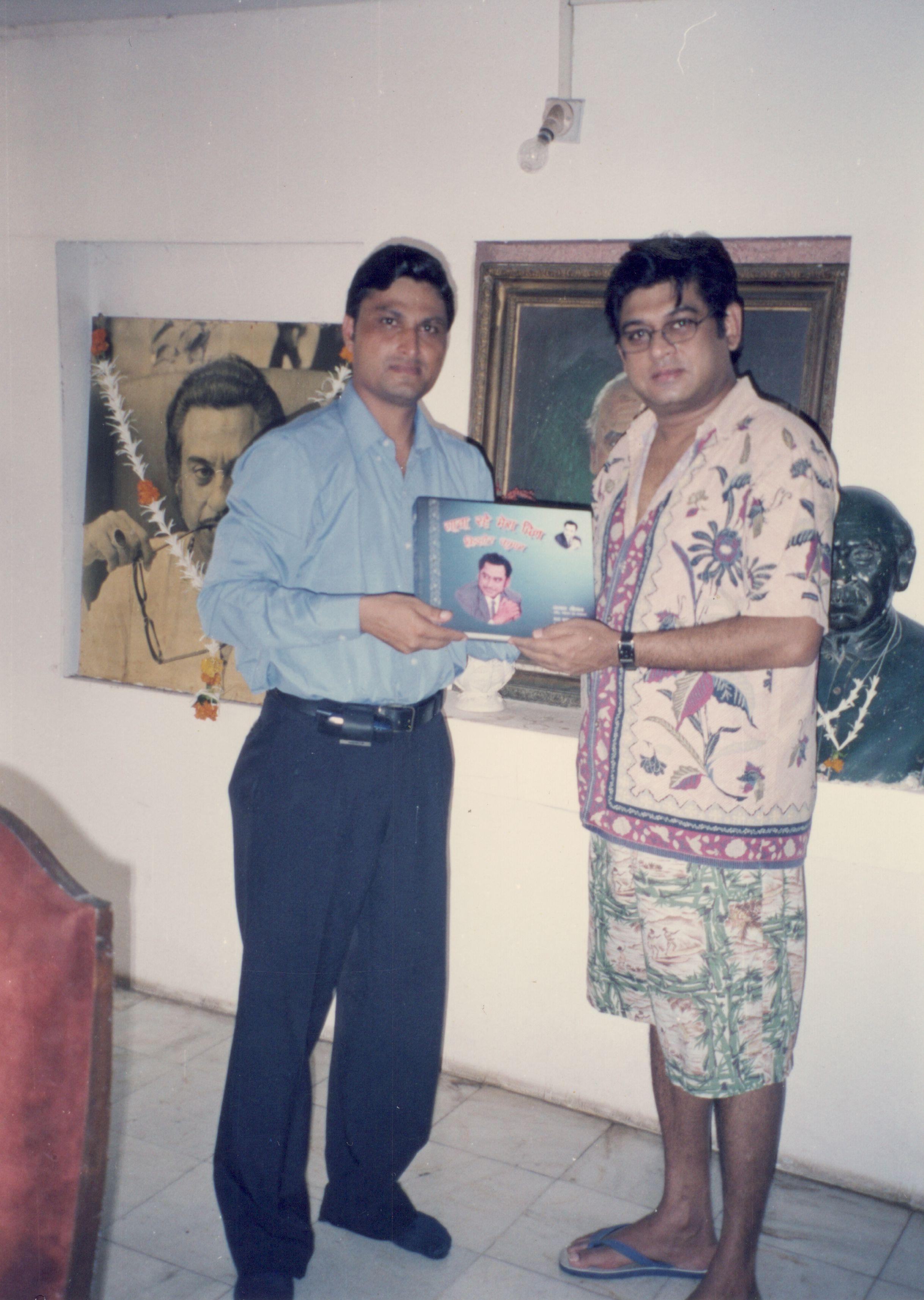 Amit Kumar receiving Gaata Rahe Mera Dil